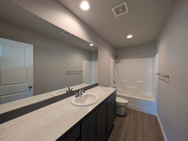 Foto del edificio - Charming 3-Bed, 2-Bath Home w/ Fenced Yard & W/D!