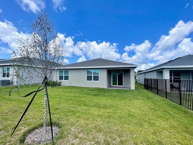 Foto del edificio - 2951 NE Breezeway Cir