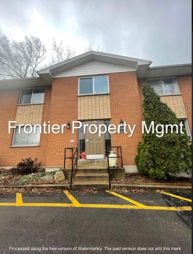 Building Photo - 2 Bedroom, 1 Bath Apartment