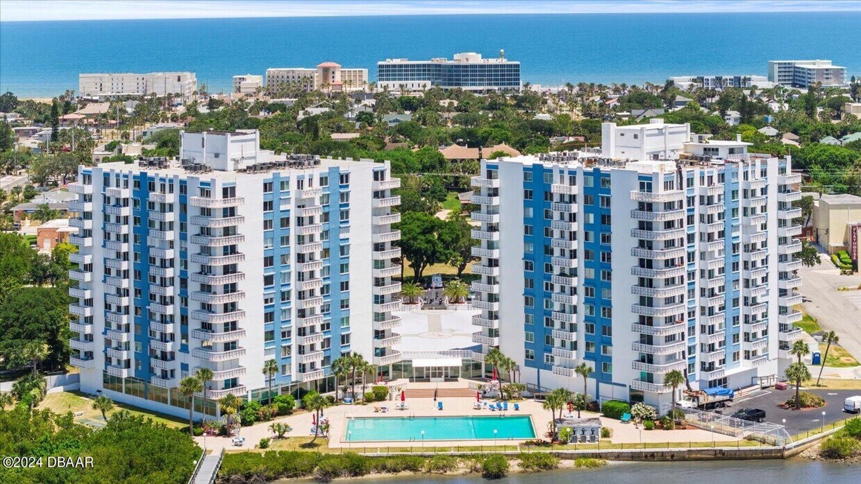 Foto principal - Stunning 2 bed 2 bath condo with terrific ...