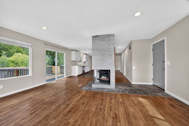 Building Photo - Top floor Duplex in Kent.  4 beds 2 bath with Very large fenced yard and 2 car garage. RENT $3295...