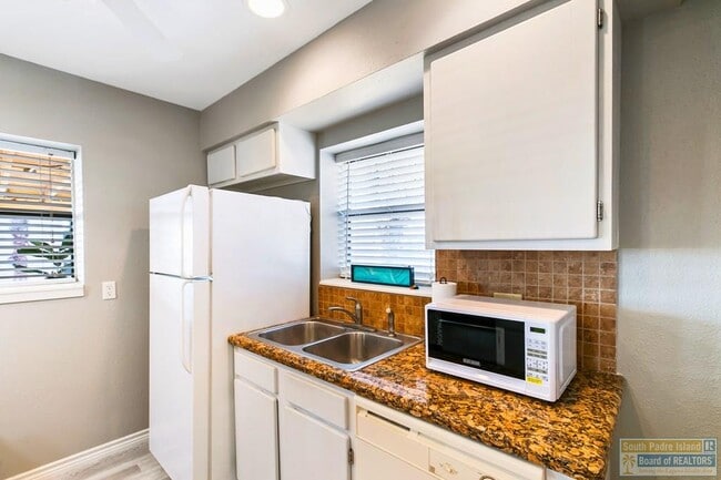 Foto del edificio - 113 W Sunny Isle Dr