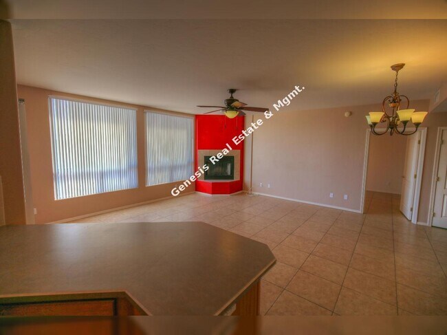 Foto del edificio - Charming 2-Bedroom Townhouse with Scenic Views & Cozy Fireplace in Tucson!