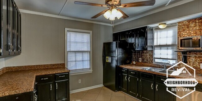 Building Photo - 3849 Kelly Circle S