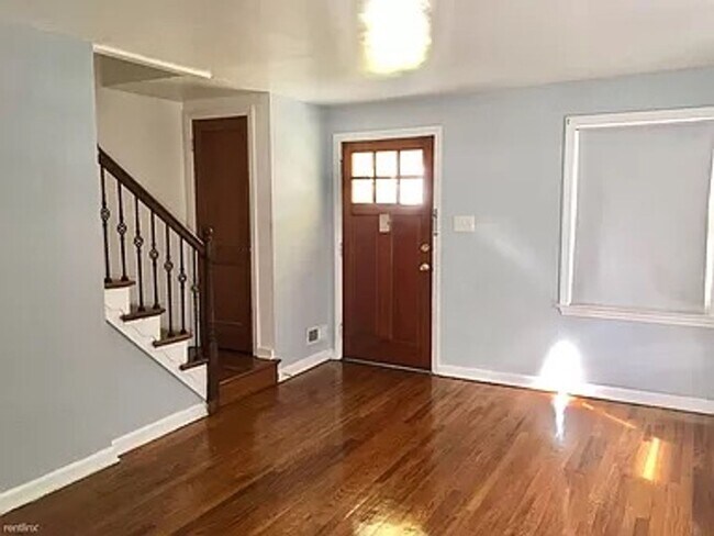 Building Photo - 2 Bedroom Townhome with Vintage Charm in B...