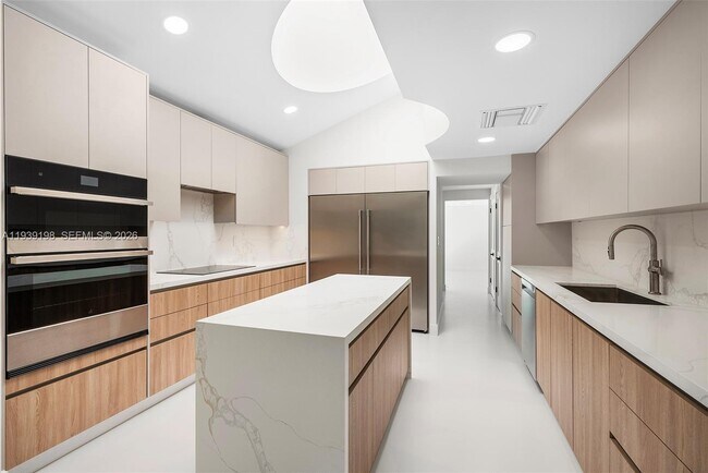 Building Photo - 7540 Los Pinos Blvd