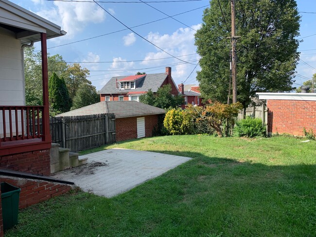 Rear yard - 1405 Perry St