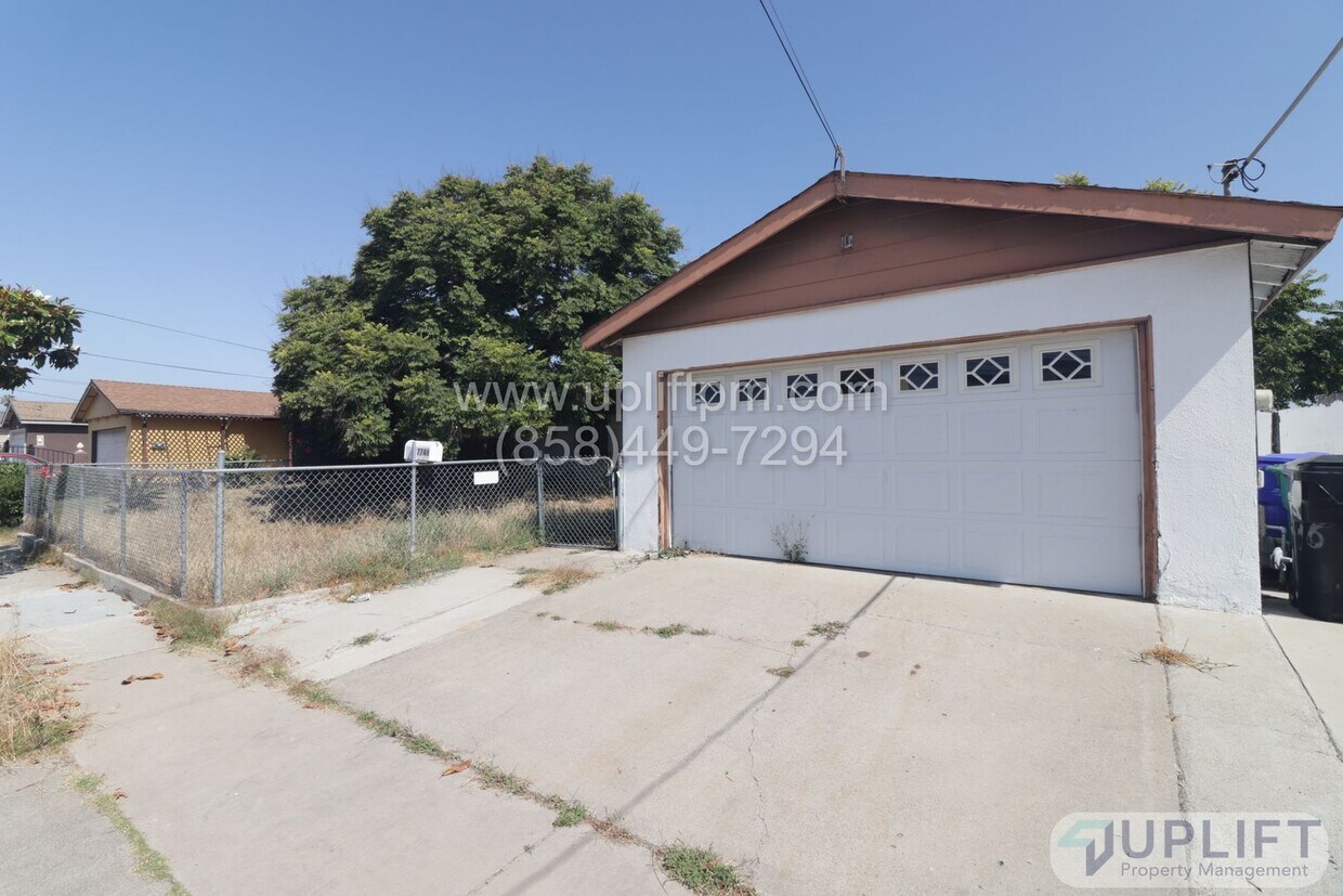 Foto principal - 3-Bedroom, 2-Bathroom w/ Garage + Washer/D...
