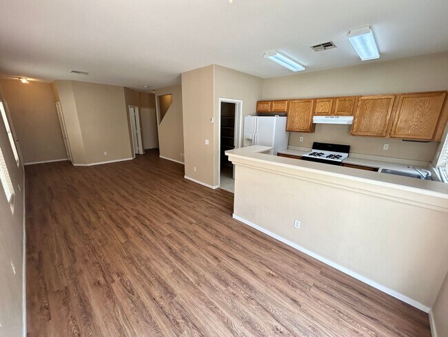 Building Photo - Gorgeous 2Bed/2.5Bath, 2-Story Town-Home l...