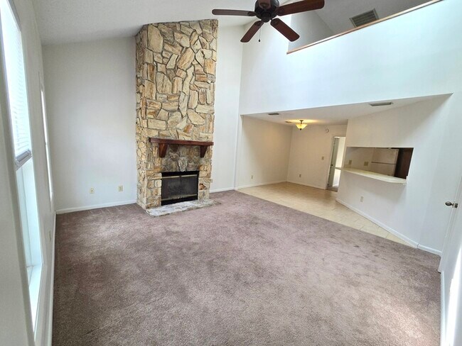Foto del edificio - Awesome 3 Bed / 2 Bath Townhome with Open ...