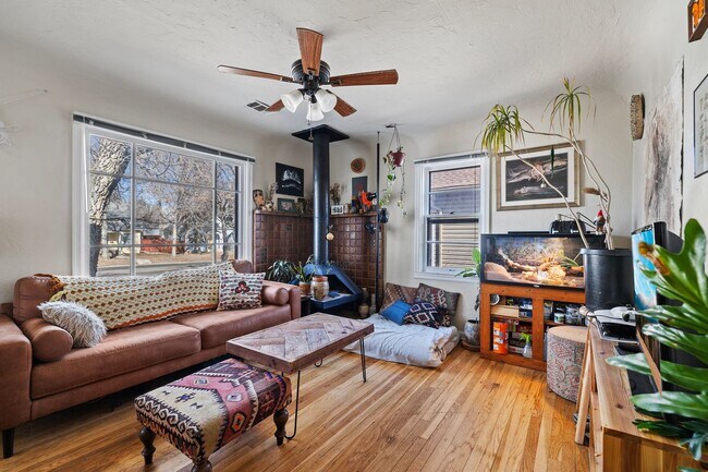 Foto del edificio - Excellent Main Floor Duplex Unit in Heart ...
