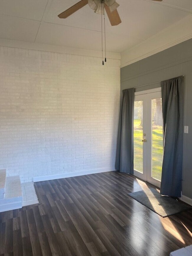 Foto del edificio - 3 bed 2 bath Brick Ranch