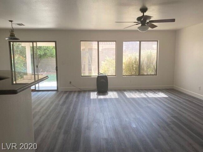 Foto del edificio - Gorgeous SW Las Vegas 3 beds, 2.5 baths. Luxury vinyl planks throughout.