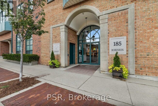 Building Photo - 185 Robinson St