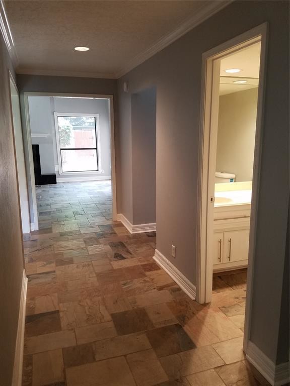 Building Photo - 8025 W Oakwood Ct