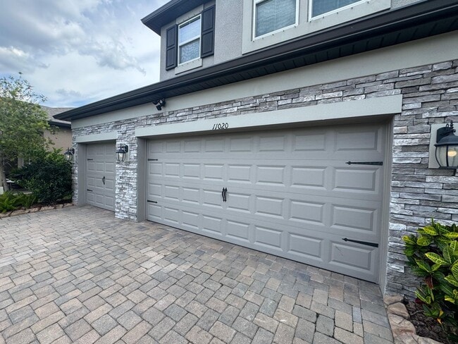 Building Photo - Spacious 5-Bedroom Riverview Home