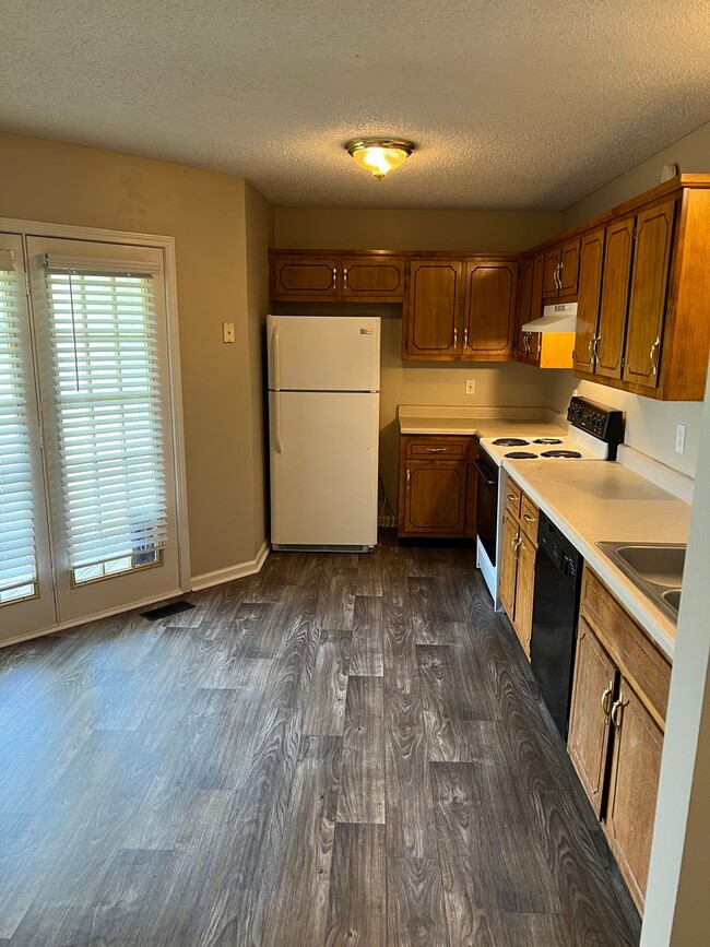 Building Photo - Newly Renovated 3 Bed Home Rent Ready