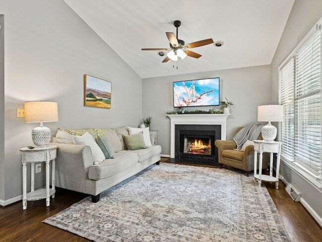 Foto del edificio - 1032 Summit Dr