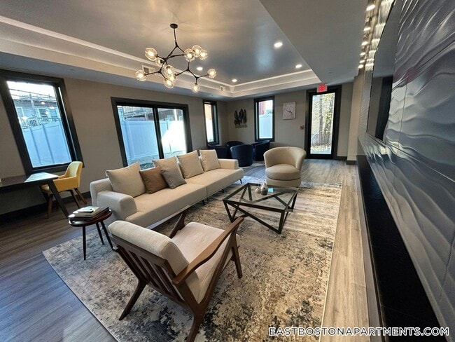 Building Photo - 656 Saratoga St