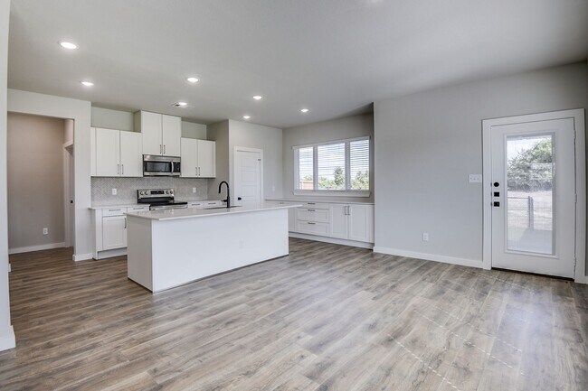 Foto del edificio - AVAILABLE NOW! LUXURIOUS TRIPLEX LOCATED O...