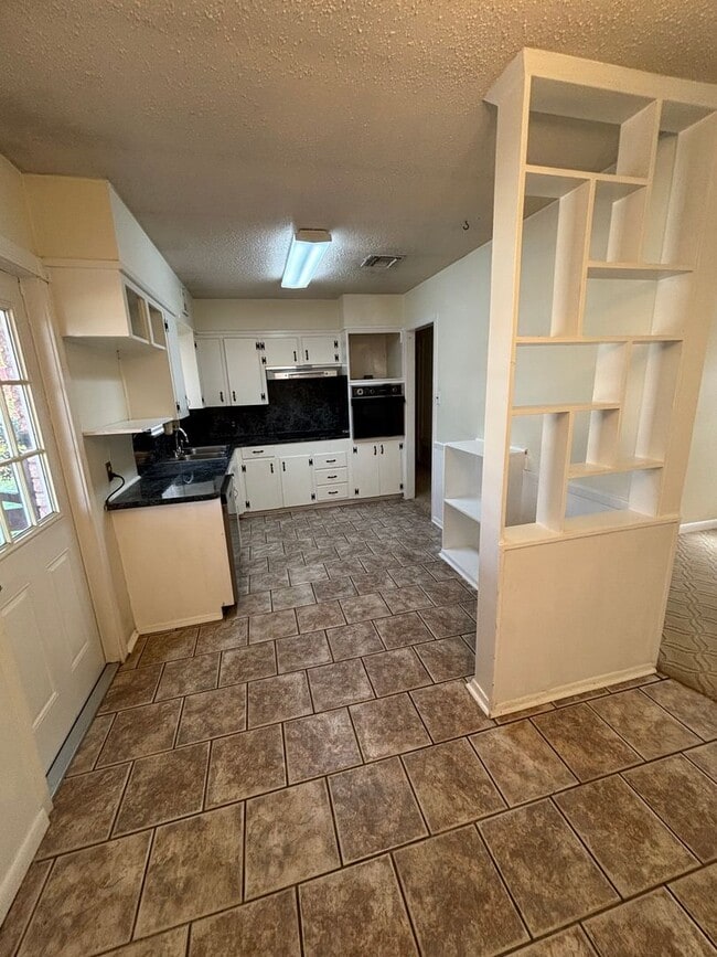 Building Photo - Central Bossier Beauty!