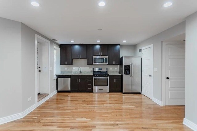 Foto principal - 1523 W Addison St