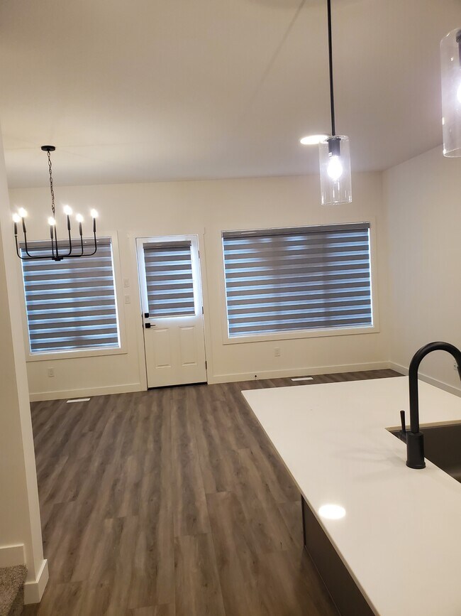 Photo du bâtiment - 17314-1736a 6a St NE