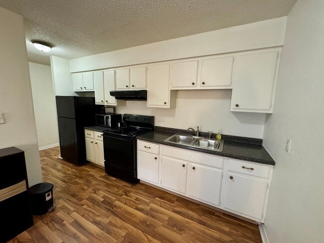 Building Photo - Turn-Key 1BR Apartment – Everything Included