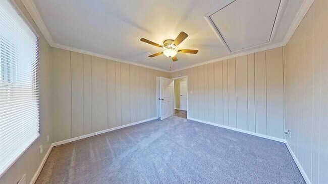 Building Photo - 1549 N Hawthorne Ln