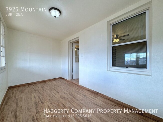 Building Photo - Central El Paso 3 bed with bonus office an...