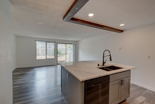 Building Photo - 2 bedroom/1.5 bathroom townhouse