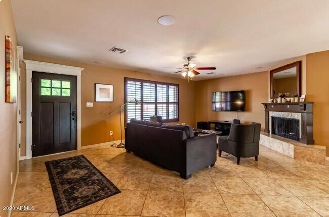 Building Photo - Beautiful Tempe home with pebbletec diving...