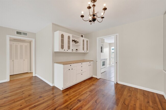 Foto del edificio - 7600 Burgoyne Rd