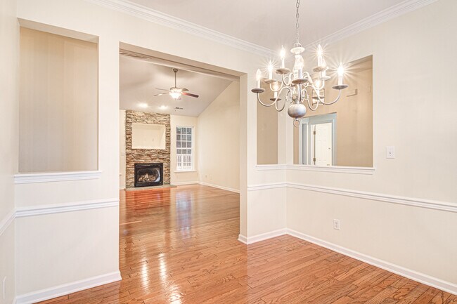 Vista a la sala de estar - 6524 Overland Park Dr