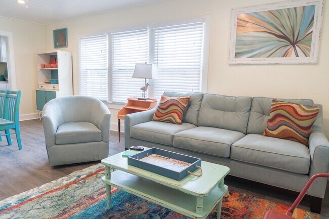 Foto del edificio - Beautiful Three Bedroom with Private Beach...