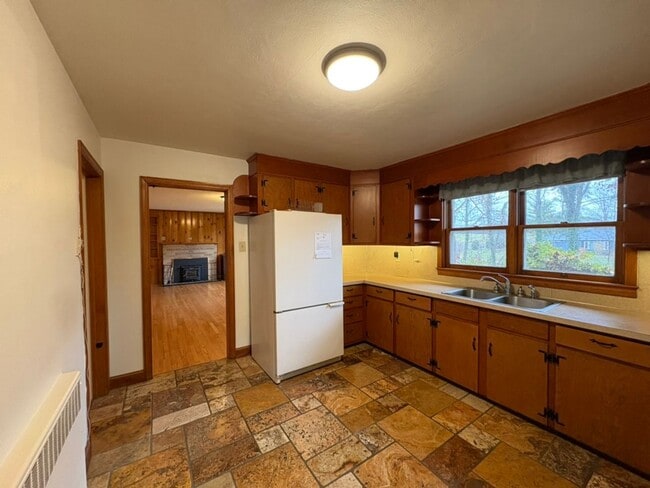 Building Photo - Solid Brick Rancher in Greencastle