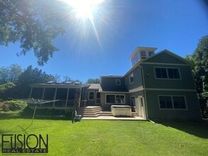 Building Photo - 185 Crescent Beach Dr