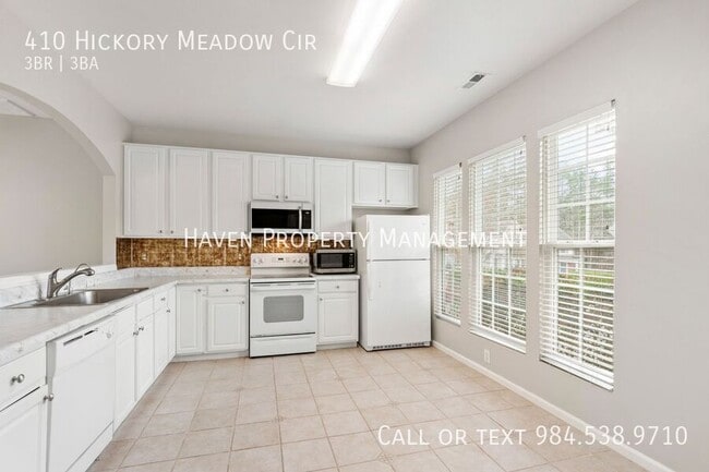 Foto del edificio - 410 Hickory Meadow Cir
