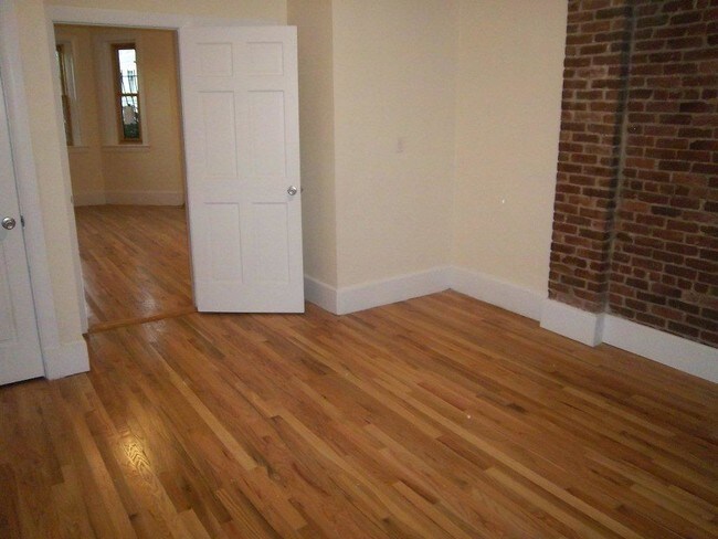 Building Photo - 212 Hemenway St