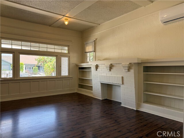 Building Photo - 860 W 56th St