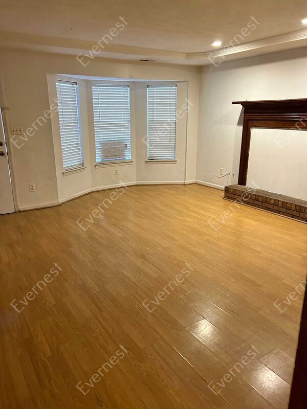Building Photo - 9640 Williamsburg Dr