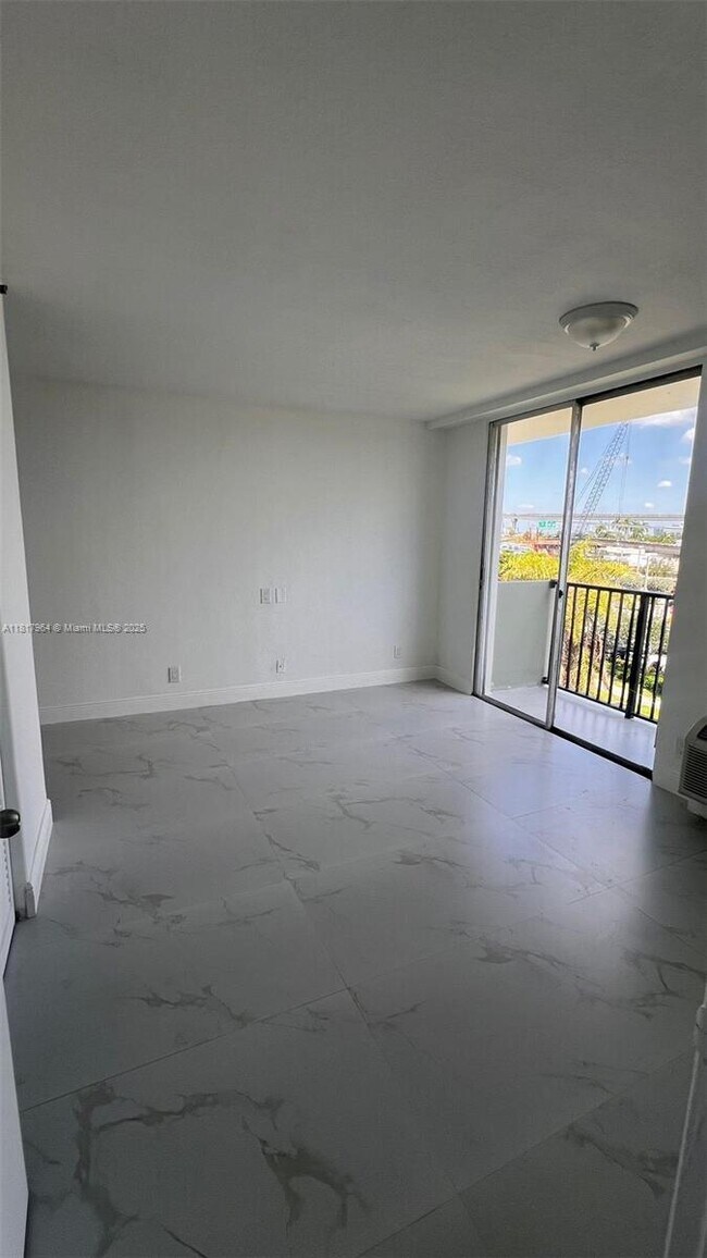 Foto del edificio - 16450 NW 2nd Ave
