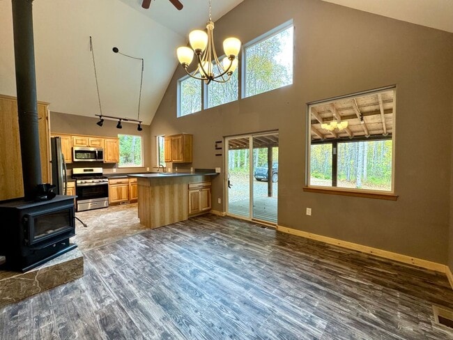 Building Photo - NORTH KENAI HOME!