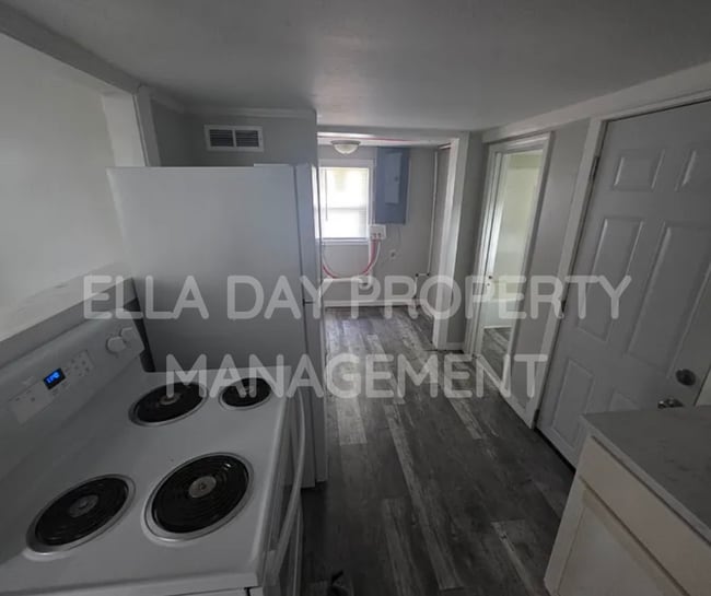 Photo - 2212 Santa Fe S (Wichita, KS) House