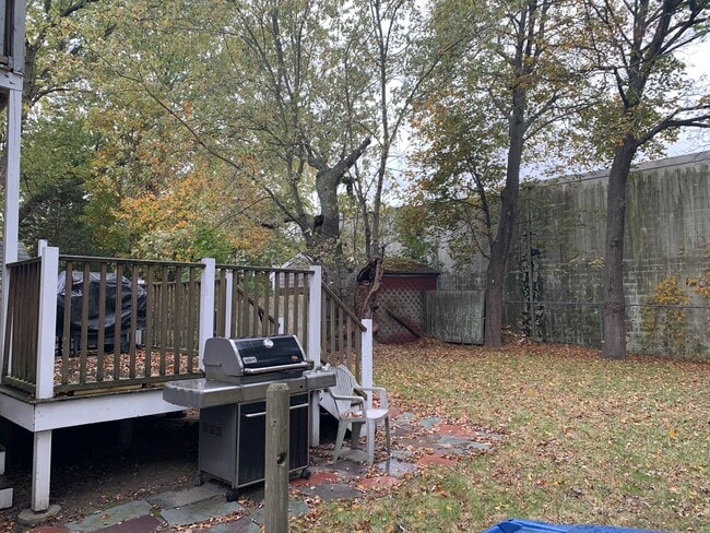 Building Photo - 32 Oak St