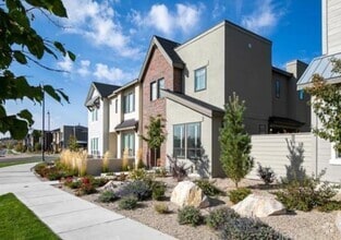 Building Photo - 4422 E Parkcenter Blvd