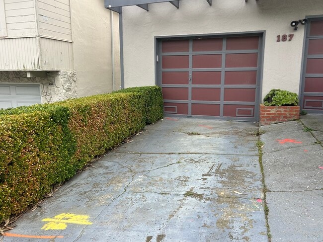 Building Photo - 187 Oakridge Dr