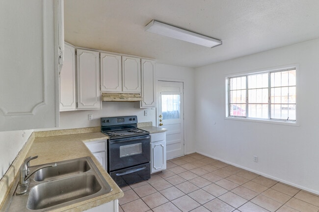Building Photo - 5108 Mt Hood Dr