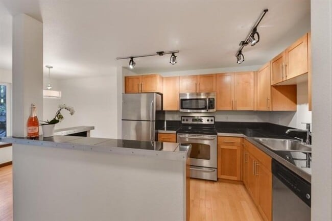 Building Photo - 1 bedroom in Seattle WA 98103