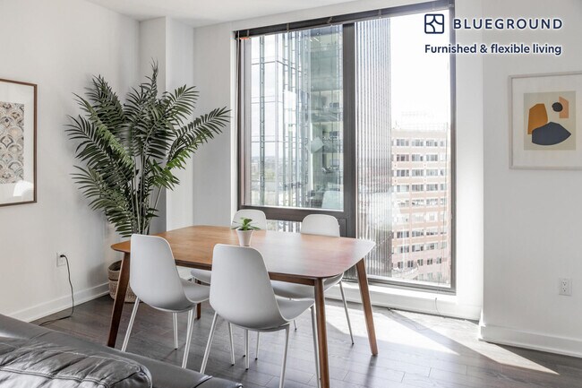 Foto del edificio - 11850 Freedom Dr